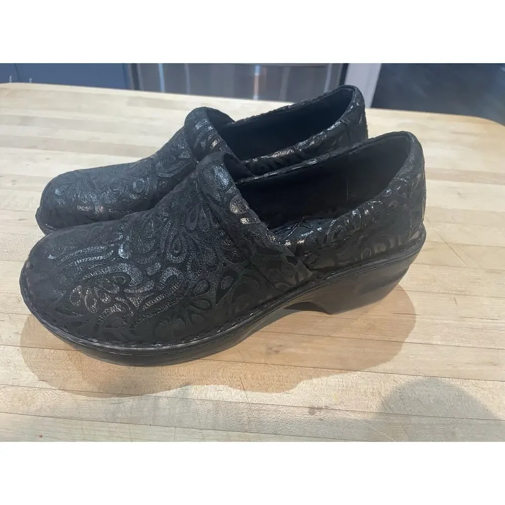 BOC Born Concept Women’s Size 9 Black Embossed Leather Comfort Clogs Shoes Nurse